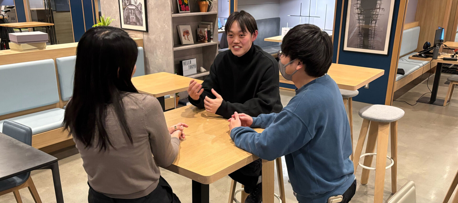 身振りを交えて活発に話し合う3名の様子