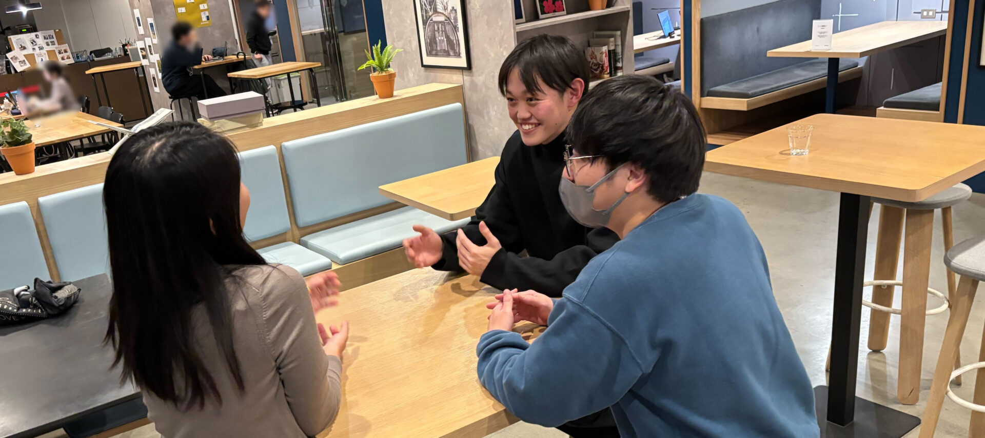 前向きな表情で将来について語り合う3名